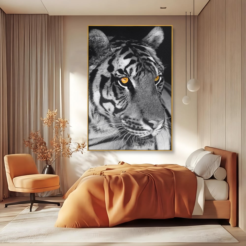 Tablou canvas cu tablou canvas cu tigru alb-negru, in rama de aluminiu auriu, pe perete intr-un dormitor